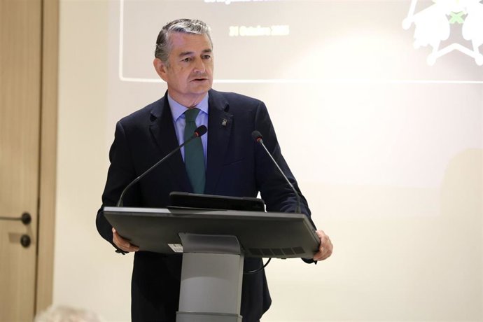 El consejero de Sanidad, Presidencia y Emergencias, Antonio Sanz, durante el acto de toma de posesión de la Junta Directiva del Colegio de Médicos de Cádiz. A 31 de octubre de 2025, en Cádiz (Foto de archivo).