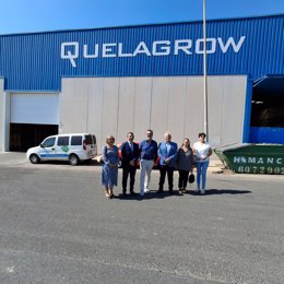 El delegado territorial de Economía y Hacienda en Almería, Guillermo Casquet, y el gerente de Andalucía Trade, Antonio de la Morena, durante su visita a las instalaciones de Quelagrow Ibérica en el PITA.
