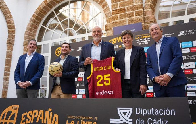 El responsable de Deportes de Diputación de Cádiz, Javier Vidal, y la presidenta de la Federación Española de Baloncesto, Elisa Aguilar, presentan un torneo internacional previo al premundial de Alemania de 2026 en La Línea