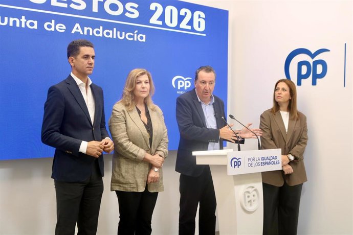 Parlamentarios del PP onubense este lunes en rueda de prensa.