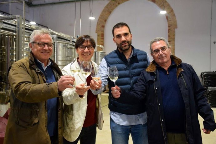 El diputat provincial, Sergi Vallès, i el president de la DO Penedès, Joan Huguet, amb altres representants