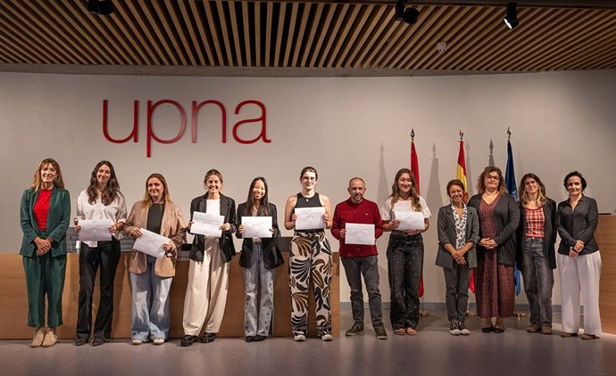 Finalistas y premiadas en el Grado en Psicología, junto con las autoridades académicas.