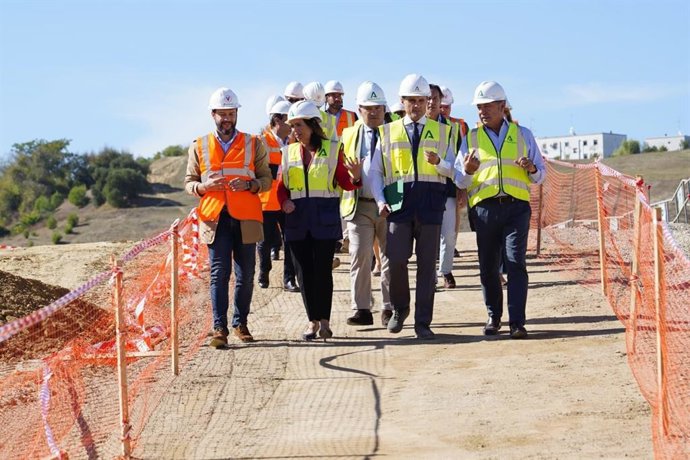 La consejera de Fomento, Articulación del Territorio y Vivienda, Rocío Díaz, visita los trabajos del carril BUS-VAO del Aljarafe Norte junto al alcalde de Camas, Víctor Ávila
