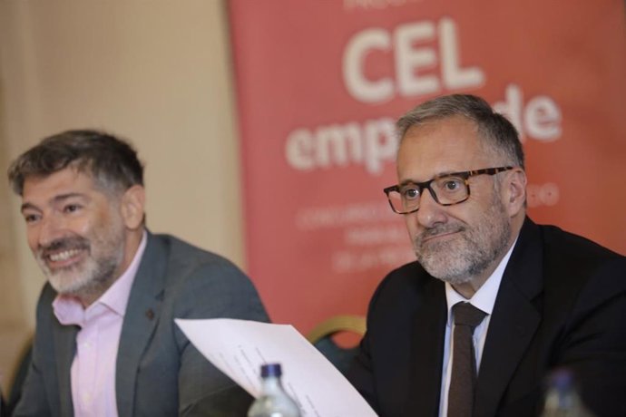 El presidente de las Cortes y de la Fundación de Castilla y León, Carlos Pollán (derecha), junto al presidente del Círculo Empresarial Leonés (CEL), Julio César Álvarez (izquierda).