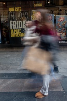 Archivo - Una persona con una bolsa en plena campaña de Black Friday 