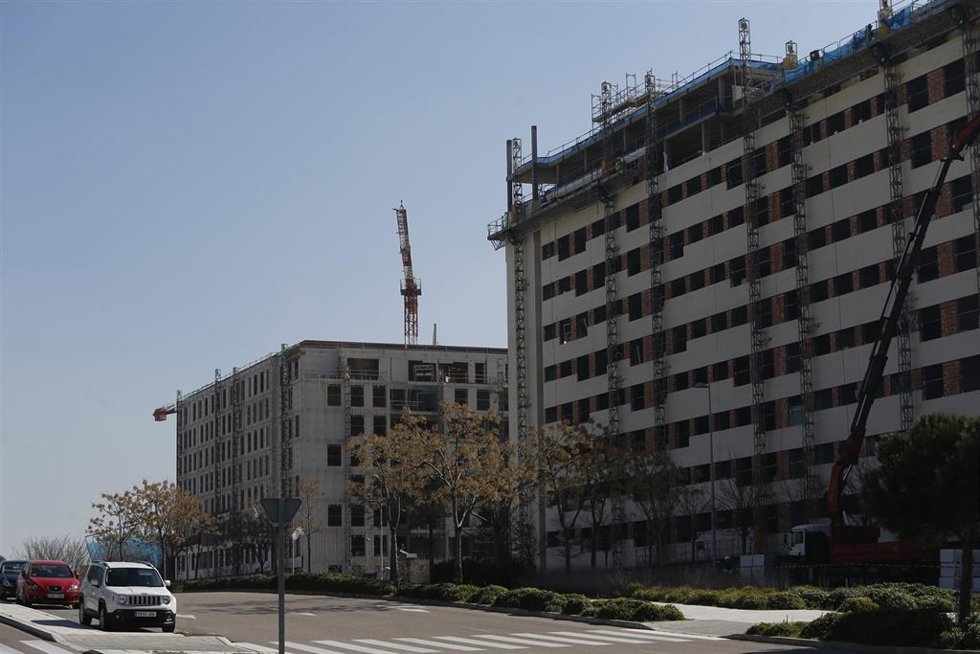 Archivo - Viviendas en construcción.