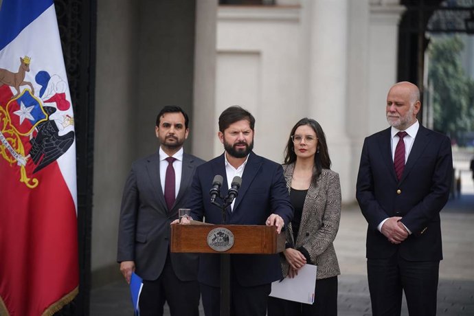 El presidente de Chile, Gabriel Boric, comparece junto a varios ministros para anunciar la reconversión del penal Punta Peuco en una cárcel común
