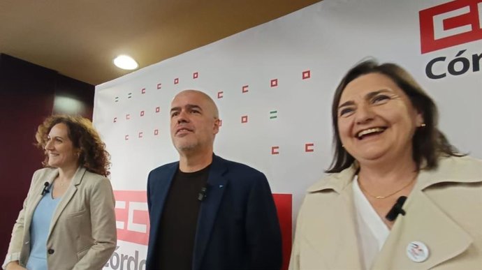 Unai Sordo, entre Nuria López y Marina Borrego, en Córdoba.