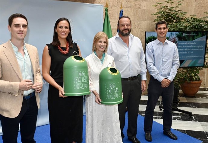 Archivo - La alcaldesa de Jerez, María José García-Pelayo, junto al teniente de alcaldesa de Medio Ambiente, Jaime Espinar, y la subdirectora de Gerencias de la Zona Sur de Ecovidrio en Andalucía, Coral Rojas-Marcos, presentan los datos de reciclaje de vi