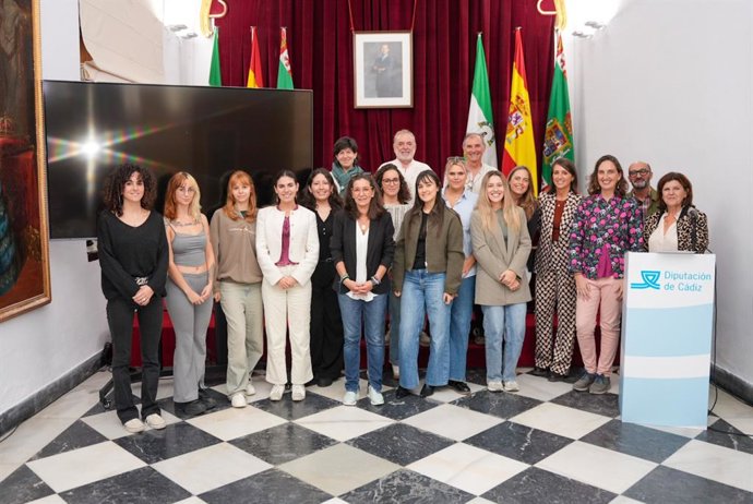 Ana Moreno con los estudiantes becados para proyectos de cooperación internacional.