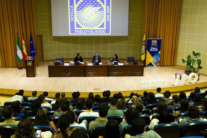 Acto de bievenida de los programas de Máster Universitario del curso 2025/2026 de la Universidad Pablo de Olavide de Sevilla.