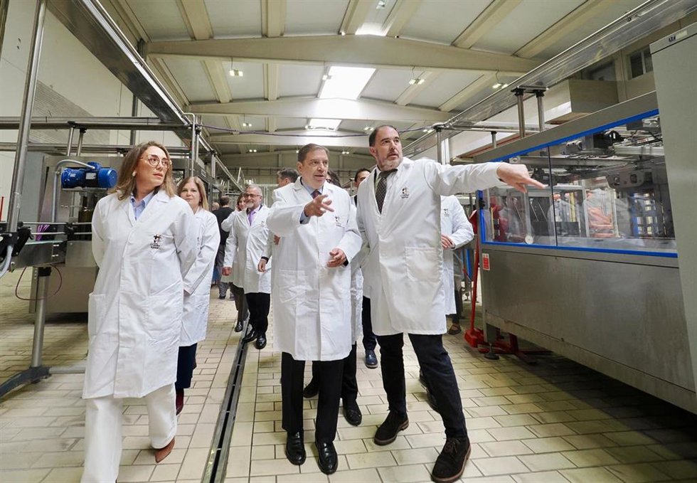 El presidente de la Bodega Cuatro Rayas, Ignacio Martín Obregón, y el ministro de Agricultura, Luis Planas, durante la inauguración de las nuevas instalaciones de Bodega Cuatro Rayas, a 3 de noviembre de 2025, en La Seca, Valladolid, Castilla y León (Es