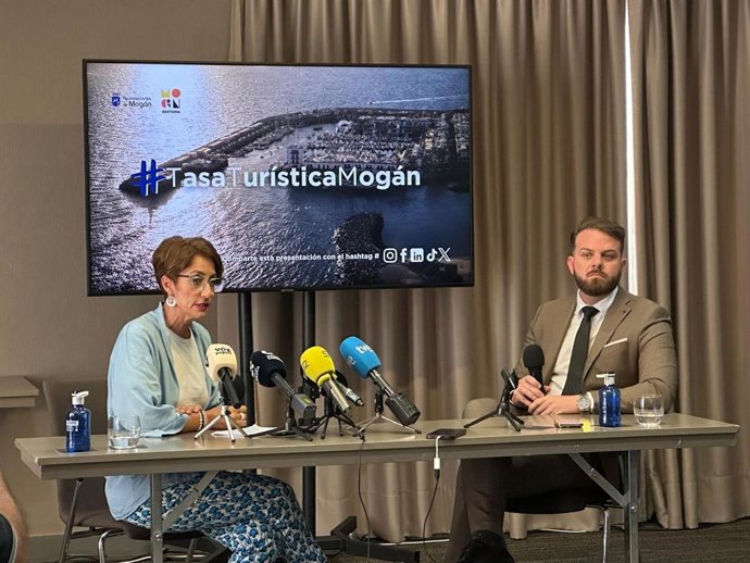 La alcaldesa de Mogán, Onalia Bueno, en rueda de prensa junto al director general de Gestiona Mogán, Eduardo Álamo
