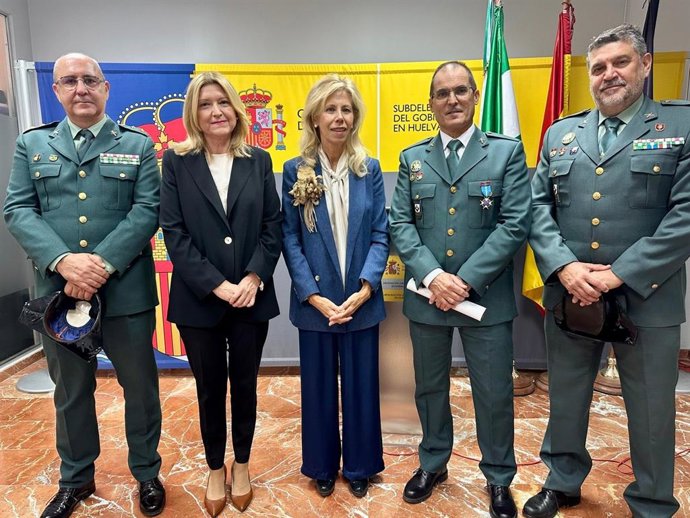 Entrega de la medalla al Mérito de la Seguridad Vial en su categoría de bronce con distintivo azul a un agente de la agrupación de Tráfico de la Guardia Civil de Huelva.