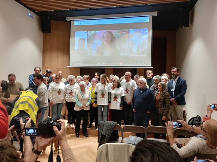 Representants d'associacions de víctimes de la Dana i més de 30 entitats de la societat civil, en una roda de premsa per a mostrar el seu suport.
