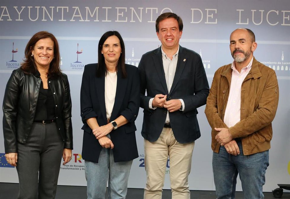 Archivo - Gálvez (2 izda.), con autoridades locales, en la presentación den Lucena del nuevo centro de formación en bombas de calor y de una nueva Oficina de Empleo.