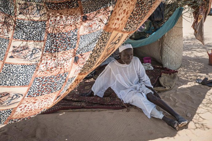 Archivo - TINE, June 28, 2025  -- A Sudanese refugee rests in a makeshift tent on the outskirts of the city after entering the eastern Chadian city of Tine from North Darfur, Sudan, on June 26, 2025. According to the United Nations, one in three Sudanese 