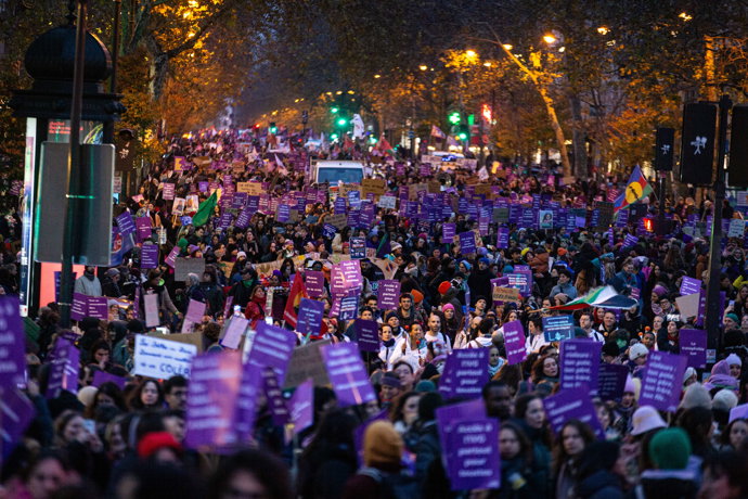 Archivo - Arquivo - 23 de novembro de 2024, Paris, França: Enorme multidão marcha durante a marcha feminista contra a violência sexual e de gênero, pela igualdade e pelos direitos das mulheres. Milhares de pessoas se manifestaram, em Paris, para combater 