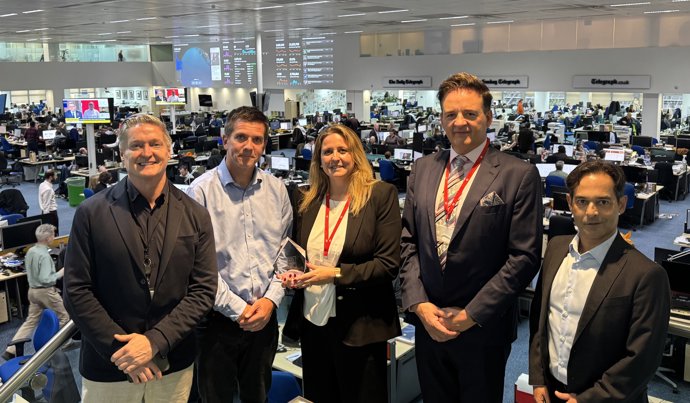 Angie Moreno, en la redacción del diario The Telegraph, en Londres, recoge el galardón como Mejor ciudad europea