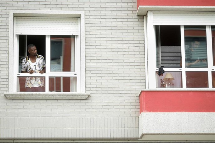 Archivo - Un migrante mira por una ventana, a 20 de septiembre de 2024, en Monterroso, Lugo