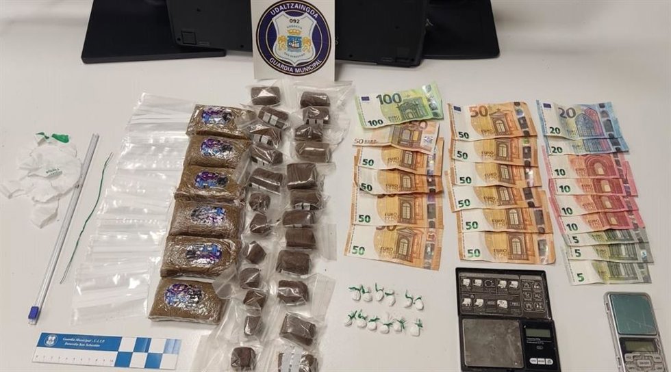Sustancias estupefacientes y dinero incautado a un detenido en San Sebastián