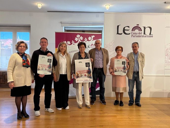 La concejala de Acción y Promoción Cultural de León, Elena Aguado (centro), junto a representantes del Orfeón Leonés.
