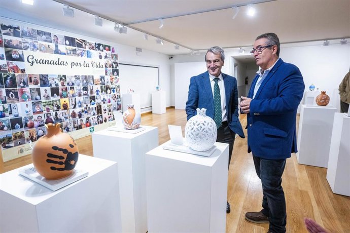 Los presidentes de la Caja Rural y la AECC en Granada, Antonio León y José Javier García Montero