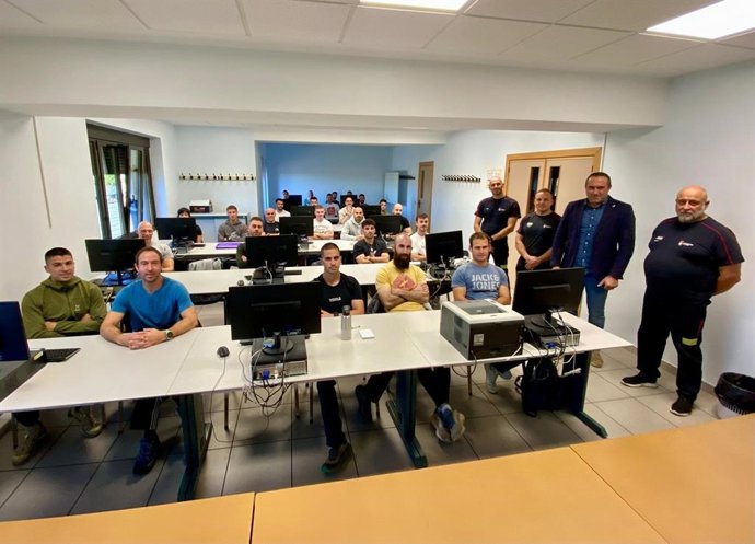 Bomberos que han comenzado este lunes su formación en las instalaciones de la Diputación de León en San Cayetano y que se incorporarán al SEPEIS.