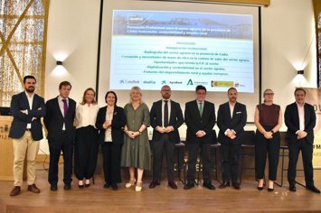 Foto de autoridades presentes en la jornada 'Formación Profesional para el sector agrario de la provincia de Cádiz: innovación, sostenibilidad y empleo rural' en Jerez de la Frontera (Cádiz)