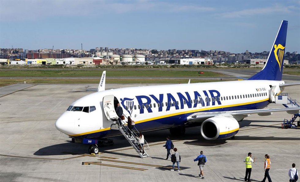 Archivo - Avión Ryanair en el aeropuerto Seve Ballesteros de Santander.-ARCHIVO