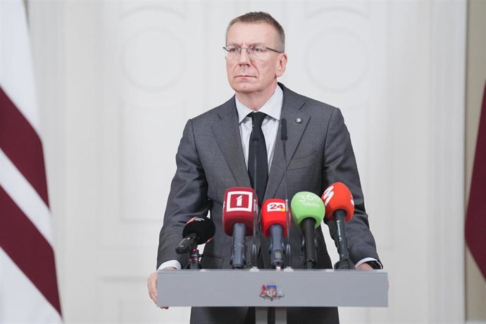 El presidente de Letonia, Edgar Rinkevics, comparece ante los medios