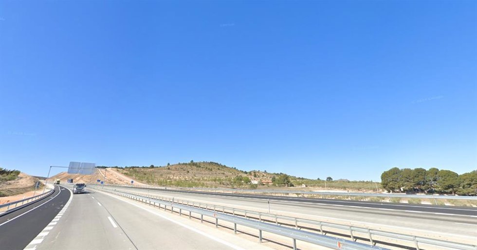 Archivo - A-33 a su paso por Caudete.