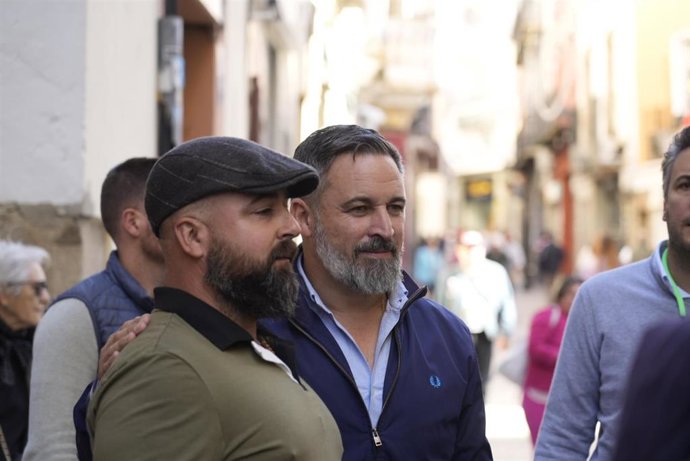 El presidente de Vox, Santiago Abascal (c), se toma una foto durante una visita a la Plaza Mayor de Plasencia, a 3 de noviembre de 2025, en Plasencia, Cáceres, Extremadura (España).