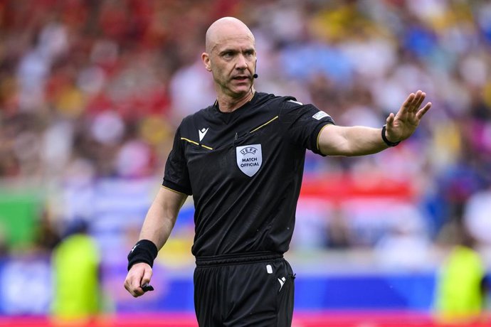 Archivo - FILED - 26 June 2024, Baden-Wuerttemberg, Stuttgart: Referee Anthony Taylor gestures during the 2024 UEFA EURO Group E soccer match between Ukraine and Belgium at Stuttgart Arena. Bayern Munich's German internationals could be excused for feelin