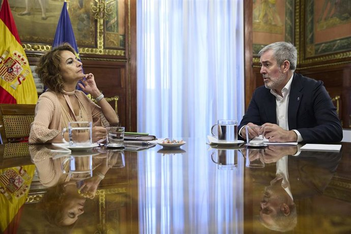El presidente de Canarias, Fernando Clavijo, se reúne con la ministra de Hacienda, María Jesús Montero, en la Sede del ministerio de Hacienda, a 14 de octubre de 2025, en Madrid (España).