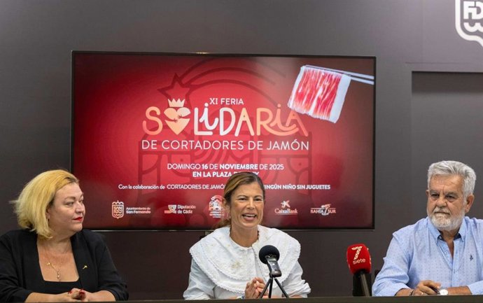 La delegada de Bienestar Social en el Ayuntamiento de San Fernando, Isabel Blanco, el presidente de la Asociación de Reyes Magos, Juan Fernández, y la representante de la Asociación de Cortadores de Jamón, Mar Rasero.