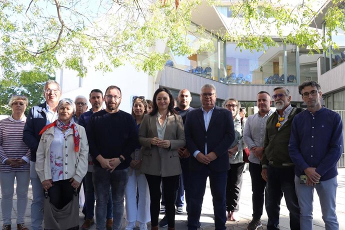 Crespín (centro), entre Chacón y Morales, junto a otros cargos públicos y orgánicos de su partido, ante el Centro de Salud de Cabra.