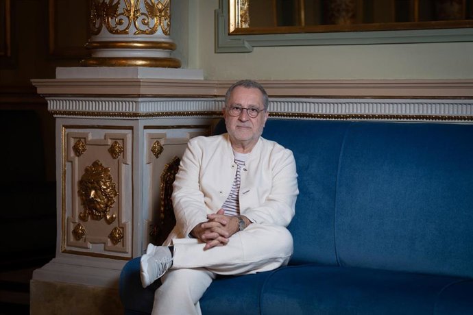 Archivo - El director musical, Josep Pons, posa durante la presentación de la ópera ‘Eugene Onegin’, en el Gran Teatre del Liceu, a 13 de septiembre de 2023, en Barcelona