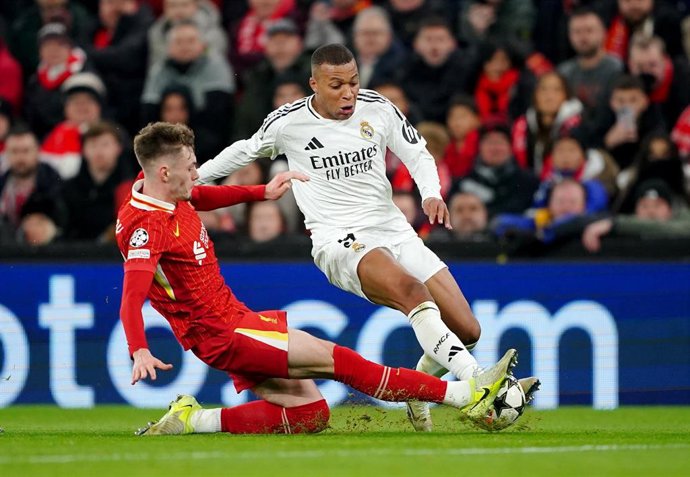 Archivo - El delantero del Real Madrid Kylian Mbapé intenta regatear al lateral del Liverpool Conor Bradley, en la Champions 2024-25. 