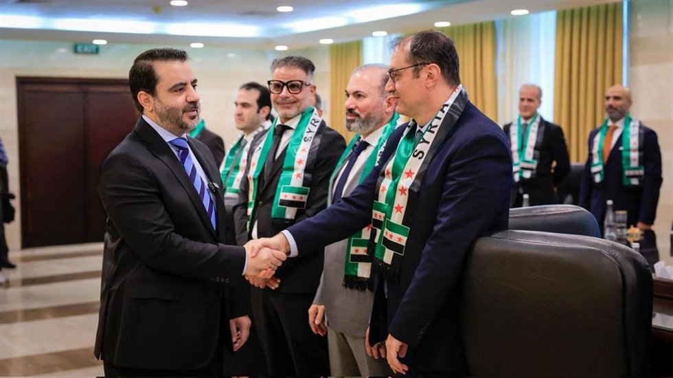 El ministro de Exteriores de Siria, Asaad al Shaibani, se reúne con los diplomáticos que desertaron del régimen de Bashar al Assad y firma una decisión para reintegrarlos al personal de su cartera ministerial