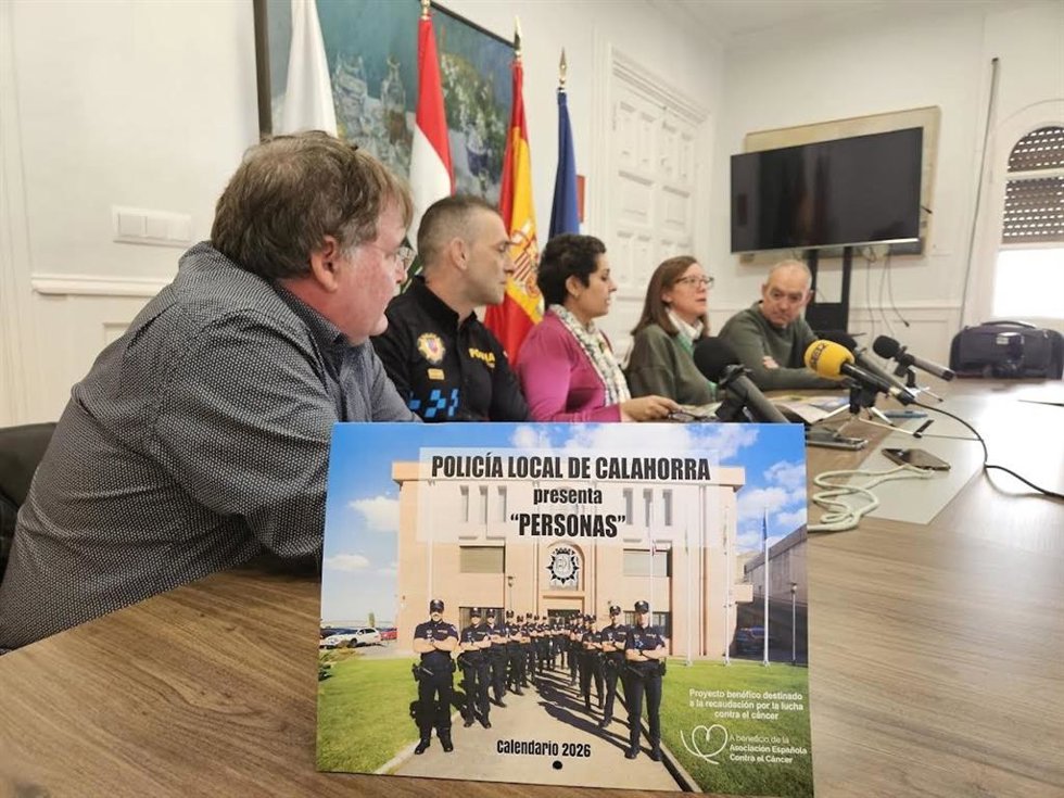 Policía Local de Calahorra colabora con el calendario solidario a favor de la Asociación Española Contra el Cáncer