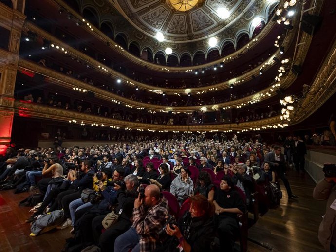 El público sentado en las butacas del teatro, durante la gala de la 70ª edición de la Seminci en el Teatro Calderón, a 24 de octubre de 2025, en Valladolid, Castilla y León (España). La Semana Internacional de Cine de Valladolid (SEMINCI) 2025 proyecta 22