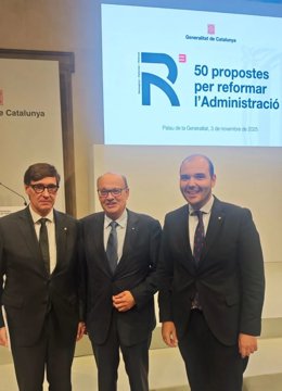 De izquierda a derecha: el presidente de la Generalitat, Salvador Illa; el presidente de la Cecot, Xavier Panés; y el conseller de Presidencia, Albert Dalmau.