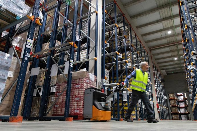 Archivo - Palés y cajas llenos de productos, en un supermercado de Alcobendas, en el marco de la Gran Recogida de Alimentos de 2024.