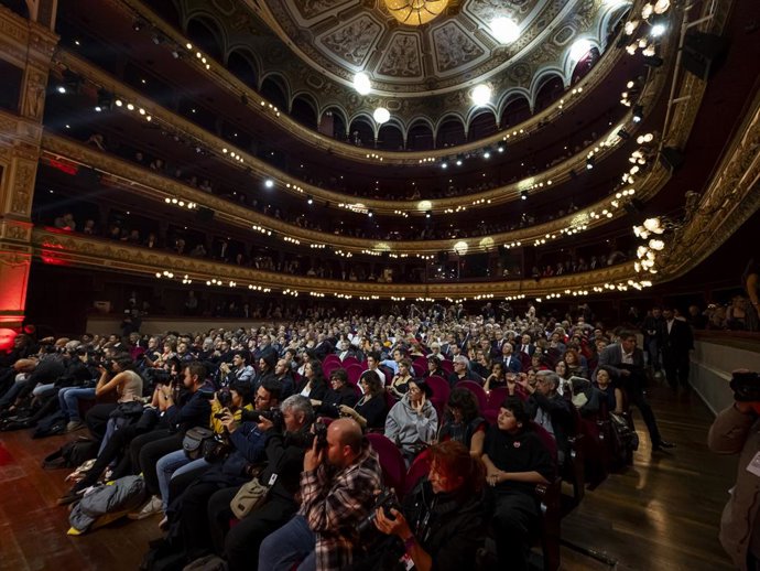 El público sentado en las butacas del teatro, durante la gala de la 70ª edición de la Seminci en el Teatro Calderón, a 24 de octubre de 2025, en Valladolid, Castilla y León (España). La Semana Internacional de Cine de Valladolid (SEMINCI) 2025 proyecta 22