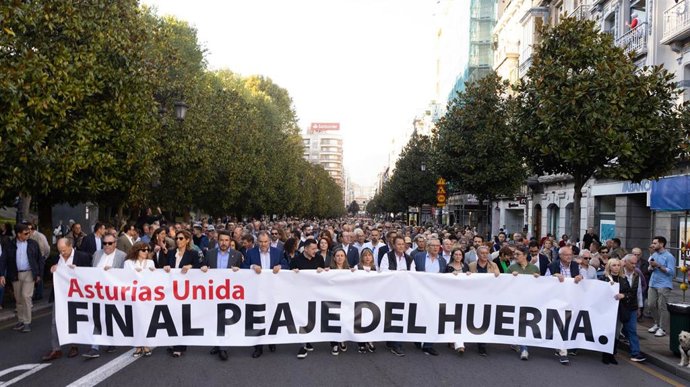 Varias personas con una pancarta, durante la manifestación en contra del peaje del Huerna, a 17 de octubre de 2025, en Oviedo, Principado de Asturias (España). Este viernes está prevista la primera de las movilizaciones a las 17.30 horas, con salida desde