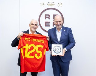 Louzán recibe a Alan Pace, presidente del RCD Espanyol, con motivo del 125 aniversario del club.