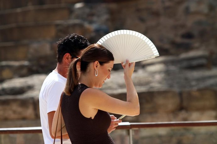 Archivo - Viandantes soportan las altas temperaturas por las calles de Málaga, A 7 de agosto de 2025 en Málaga, Andalucía (España). La Agencia Estatal de Meteorología (Aemet) ha emitido un aviso por altas temperaturas en el interior de la provincia de Mál