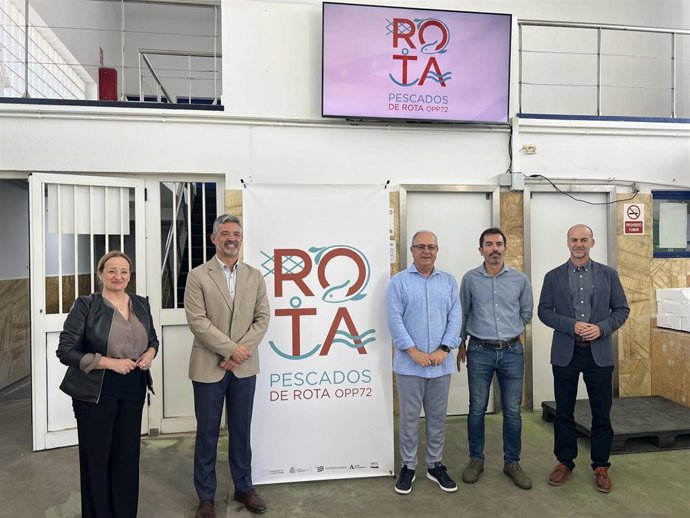 El gerente de la OPP72, Nicolás Fernández, el alcalde de Rota, Javier Ruiz Arana, y la delegada de Fomento, Encarna Niño, presentan la marca 'Pescados de Rota'