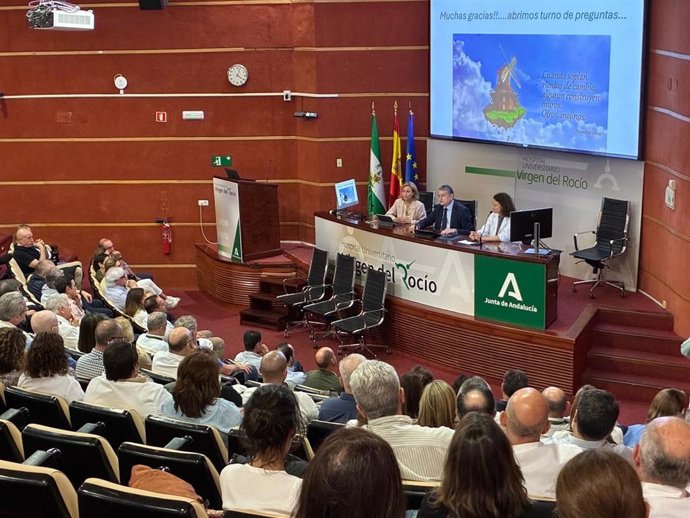 El consejero de Sanidad , Presidencia y Emergencias, Antonio Sanz, se ha reune con la gerente del Hospital Virgen del Rocío, Nieves Romero